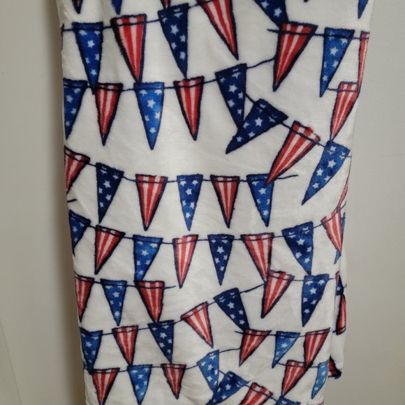 Stars & Stripes Decorative Oversized 70" x 50" Throw, NWT - Picture 4 of 5